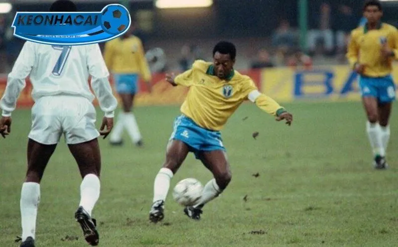 Pelé nâng cao cúp vàng World Cup 1970 cùng đội tuyển Brazil.