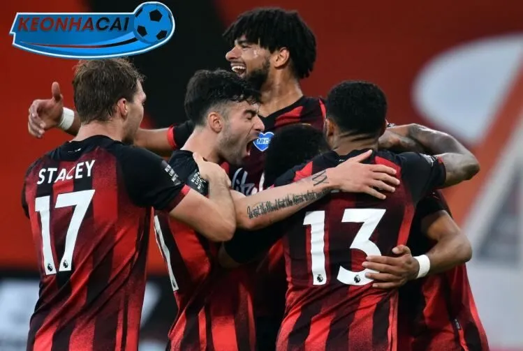 Các cầu thủ Bournemouth ăn mừng bàn thắng trong một trận đấu Ngoại hạng Anh.