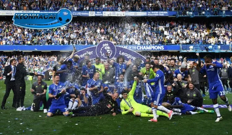 Các cầu thủ Chelsea ăn mừng bàn thắng tại sân Stamford Bridge.