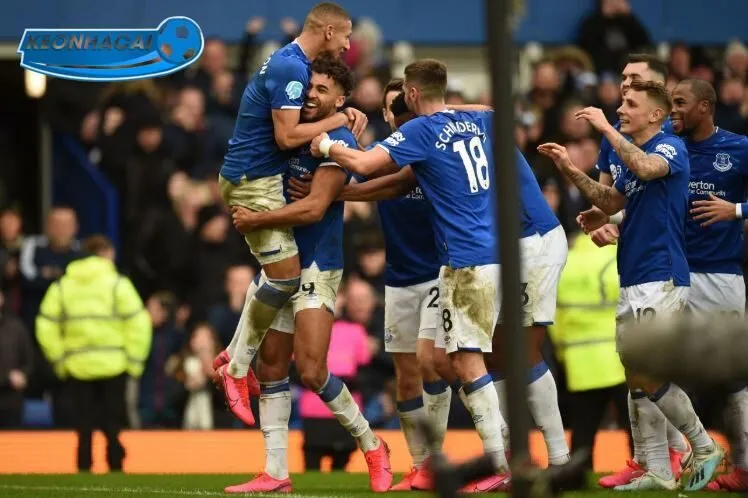 Các cầu thủ Everton ăn mừng bàn thắng trên sân nhà.