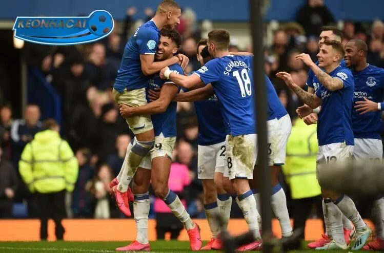 Everton ăn mừng bàn thắng tại sân Goodison Park.