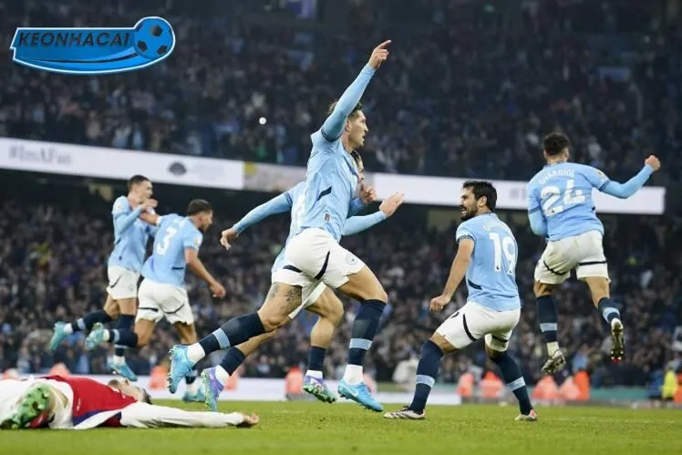 Các cầu thủ Manchester City ăn mừng bàn thắng tại sân Etihad.