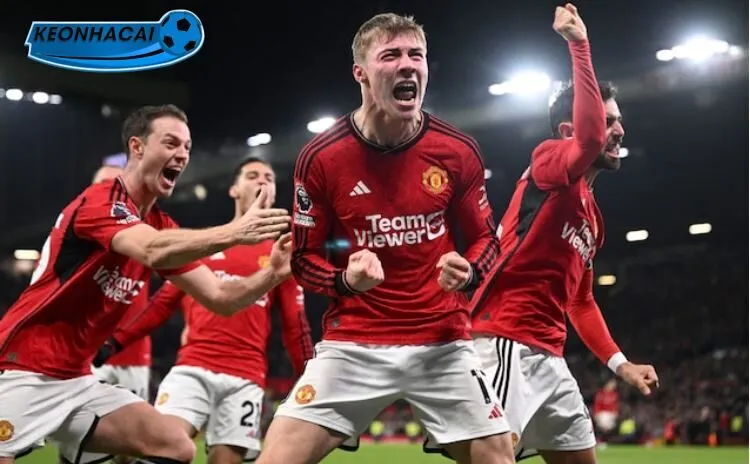 Manchester United ăn mừng bàn thắng tại sân Old Trafford.
